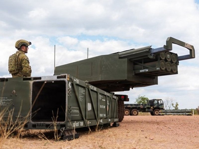 Un artillero del Ejército Australiano, perteneciente a la 54.ª Batería de Asedio del 14.º Regimiento de la Artillería Real Australiana, carga un sistema de lanzamiento múltiple de cohetes guiados en un HIMARS tras disparar un PrSM en el campo de entrenamiento de Mount Bundey, en el Territorio del Norte, durante el ejercicio «Talisman Sabre 2025». (Foto del cabo Cameron Pegg, Ejército Australiano)