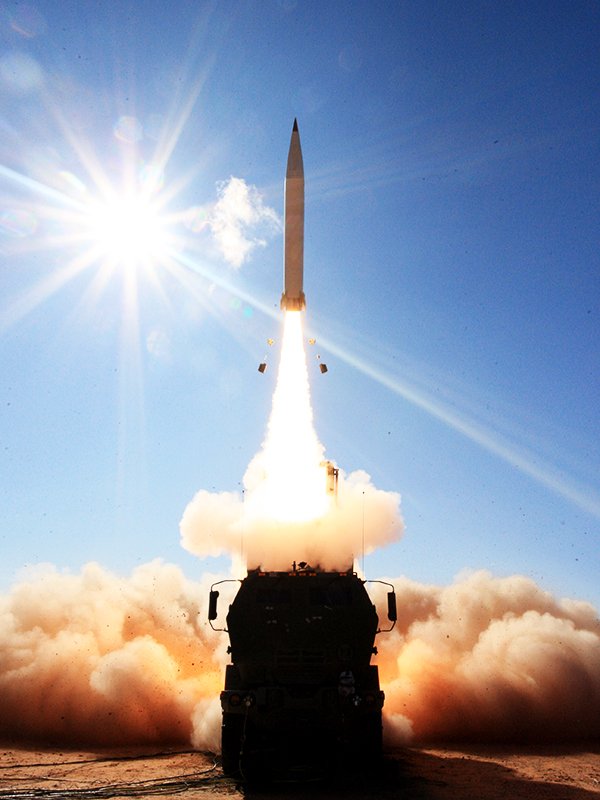 Un sistema de cohetes de artillería de alta movilidad M142 (HIMARS) lanza un misil de ataque de precisión el 10 de diciembre de 2019 en el campo de tiro de White Sands, Nuevo México. Fotografía de White Sands Missile Range. Todas las imágenes son del dominio público o con licencia CC.