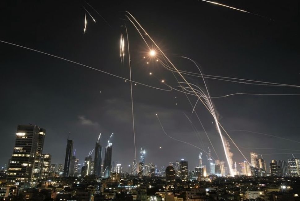Irán y los hutíes lanzan 150 misiles balísticos contra Israel en ataque coordinado