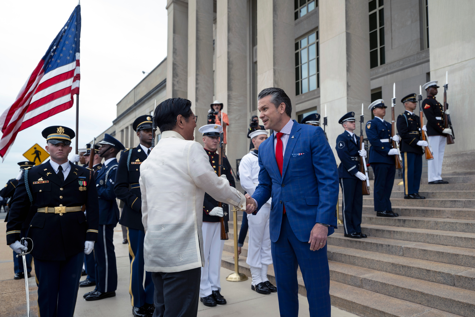 Hegseth y el presidente filipino se reúnen para impulsar la disuasión en el Indopacífico