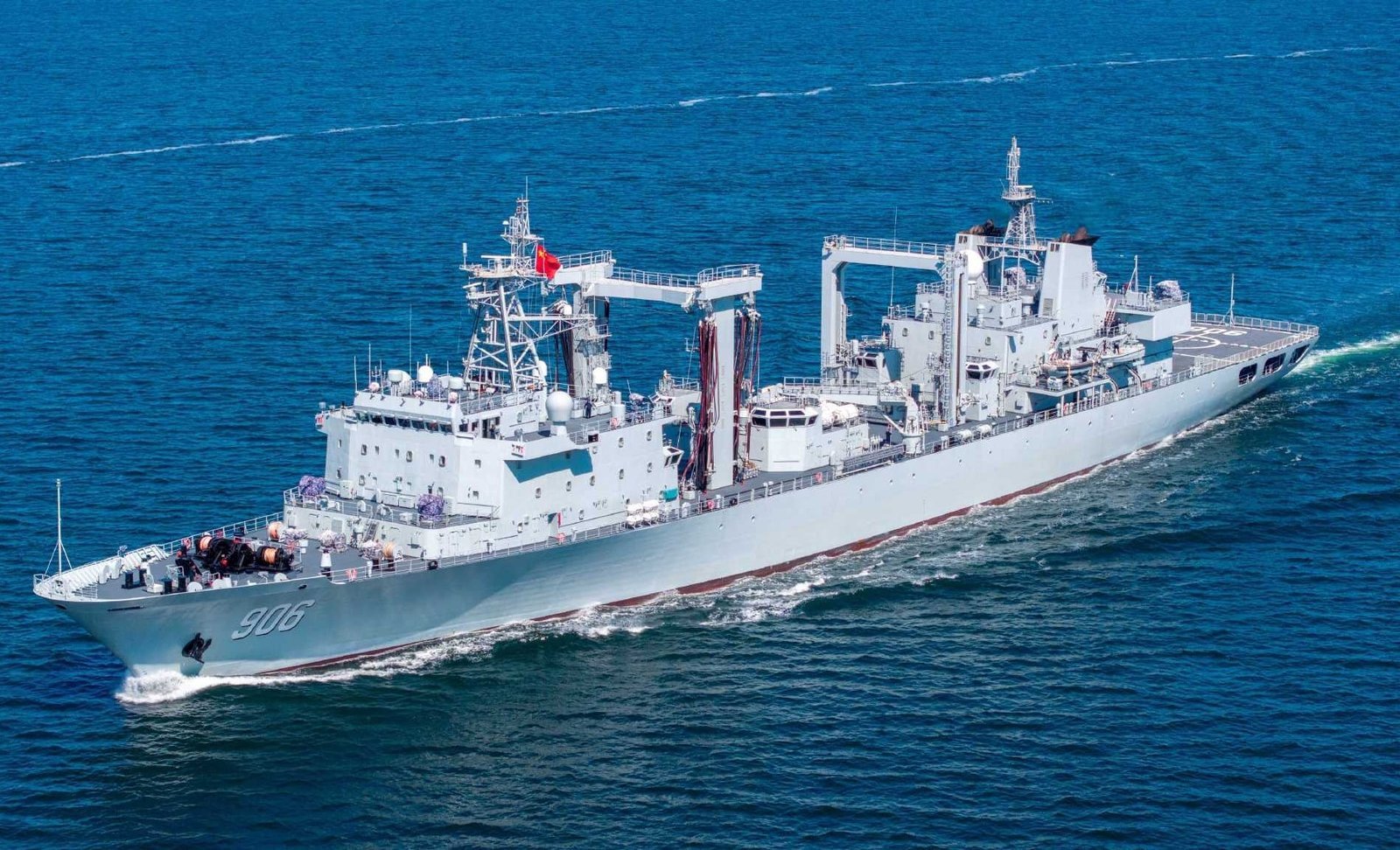 La Armada china incorpora dos nuevos buques de reabastecimiento Tipo 903 en Zhanjiang