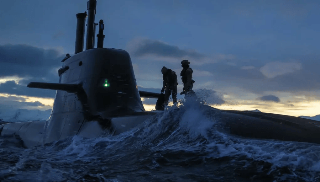 Comandos británicos ejecutan inserción encubierta en el Ártico desde un submarino alemán