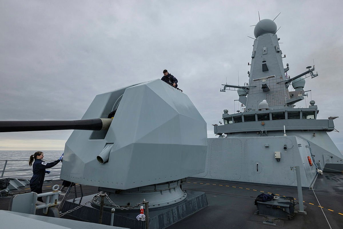 HMS Dragon ingresa al Mediterráneo