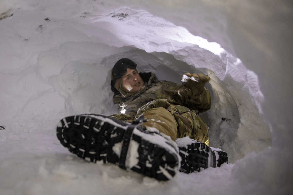 Fuerzas de reconocimiento noruegas emplean cuevas de nieve como medida de ocultamiento frente a VANT