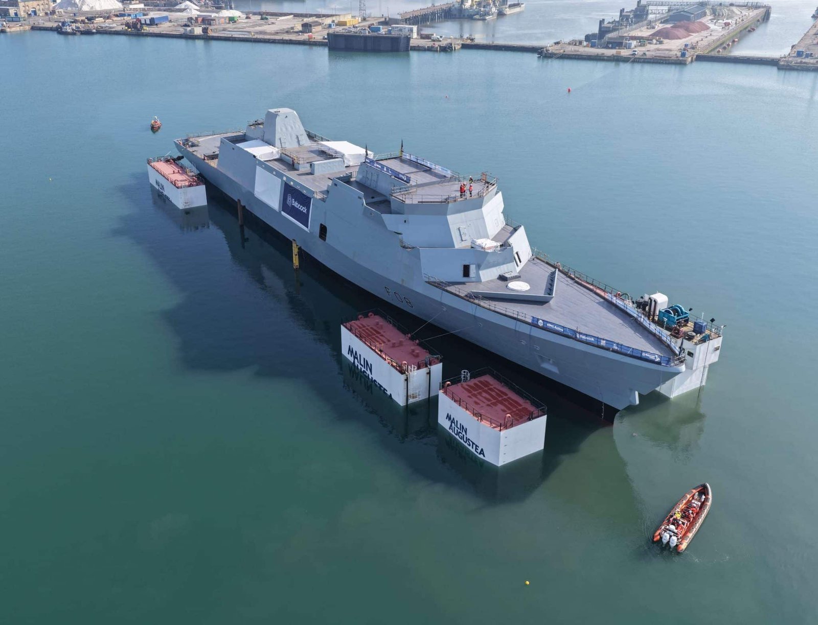 Reino Unido bota la fragata HMS Active