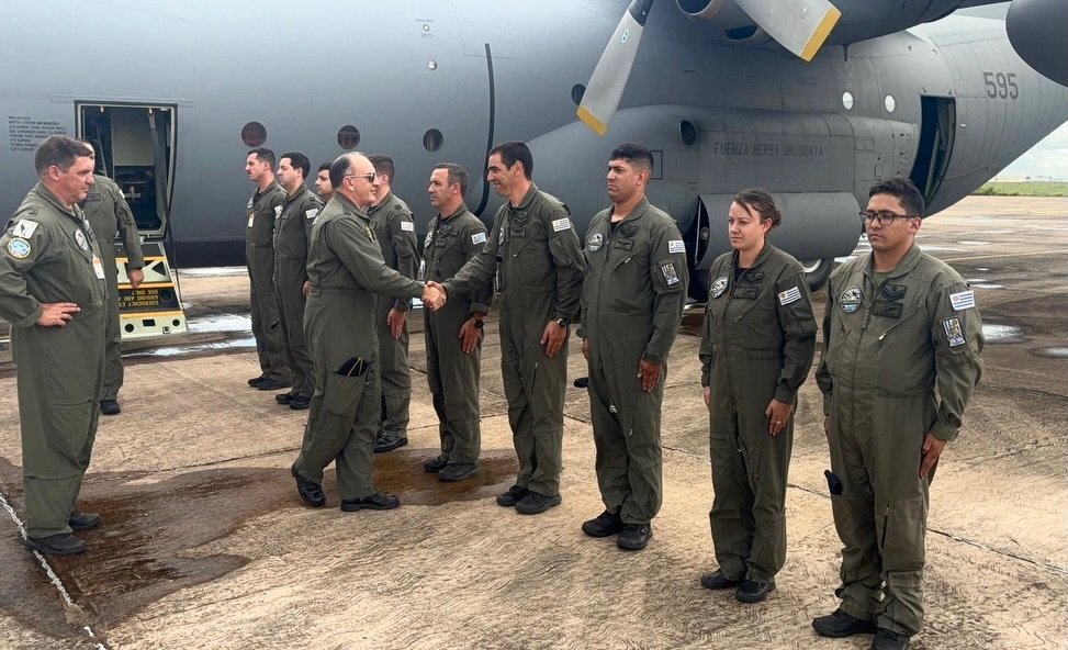 Comandante en Jefe de la Fuerza Aérea Uruguaya inspecciona despliegue de ejercicio en Brasil