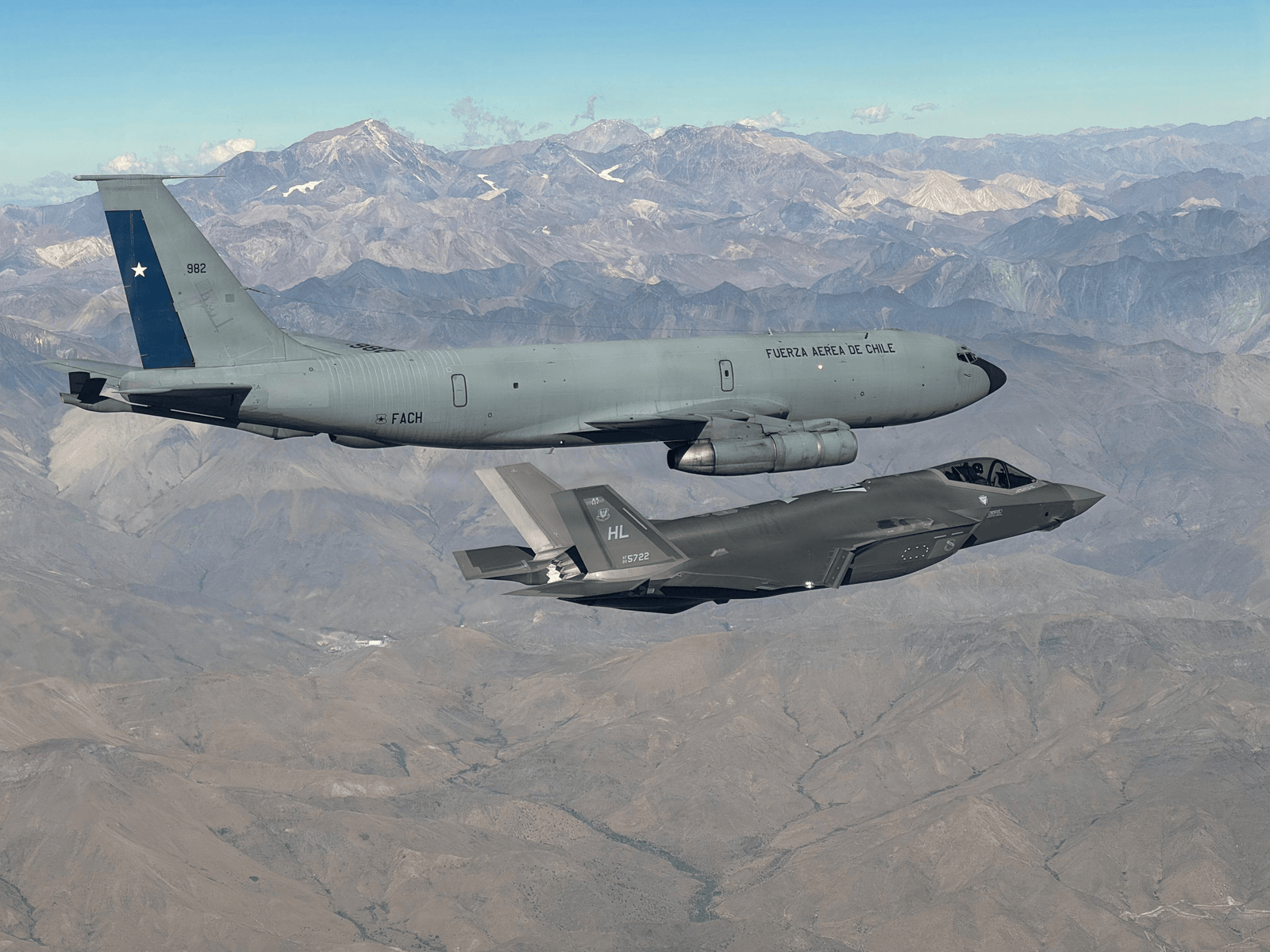 Chile y Estados Unidos ejecutan maniobras de reabastecimiento en vuelo
