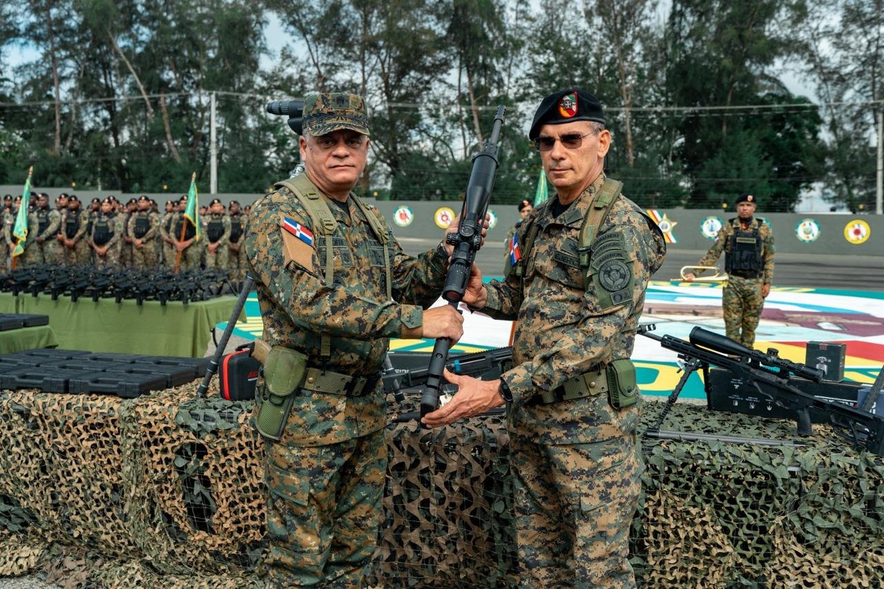 Ejército dominicano recibe lote de fusiles y ametralladoras