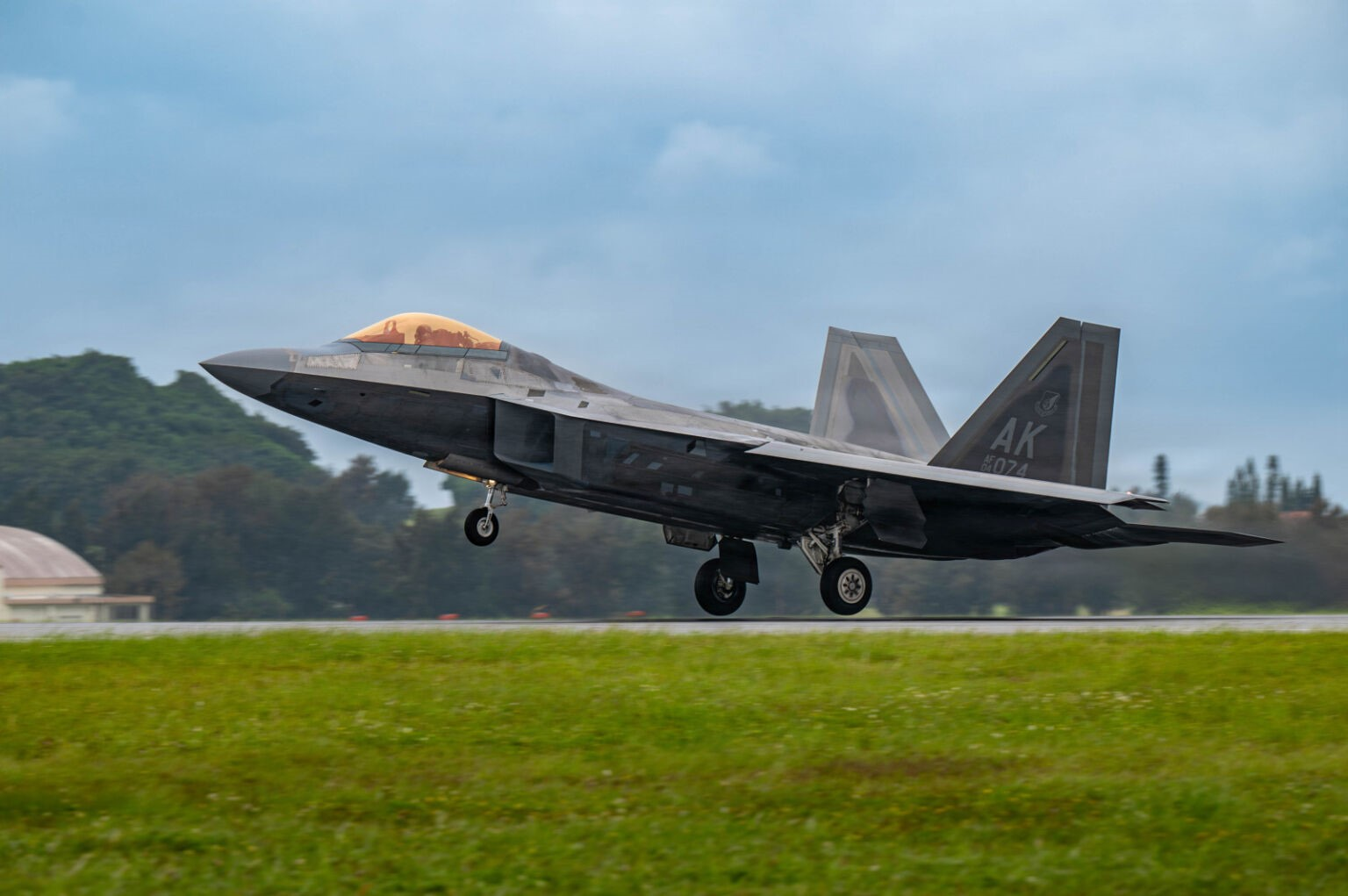 Estados Unidos realiza despliegue rotativo de F-22 en Japón